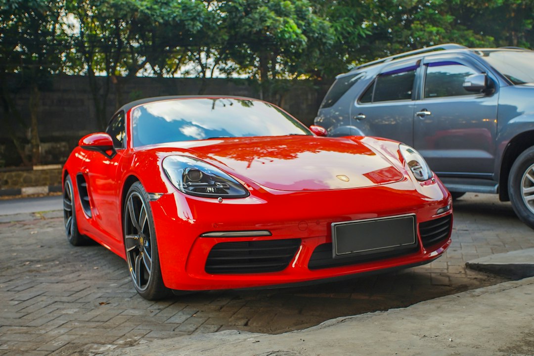 Mobil modern di area parkir untuk artikel tren otomotif
